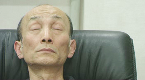 눈을뜰수없어요