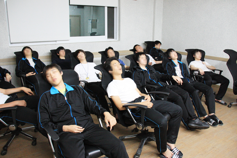 입시생들 학습집중능력발달 훈련중